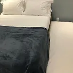 Novíssimo 2 quartos na quadra da praia